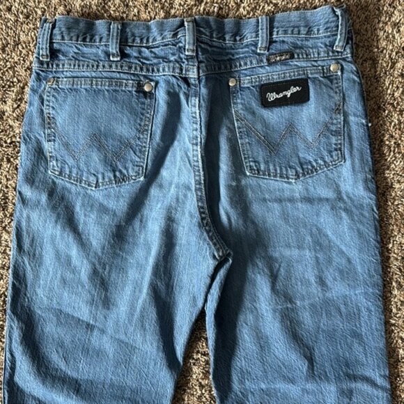 Wrangler 32 x 32 Medium Wash Straight Leg Jeans - Picture 9 of 14